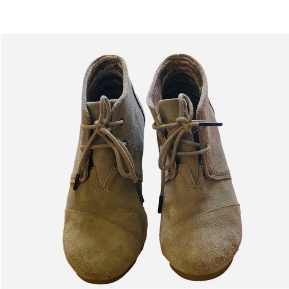 Tom’s taupe beige suede lace up wedge shoes booties sneakers 6